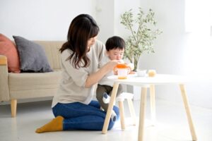 食事をする男の子